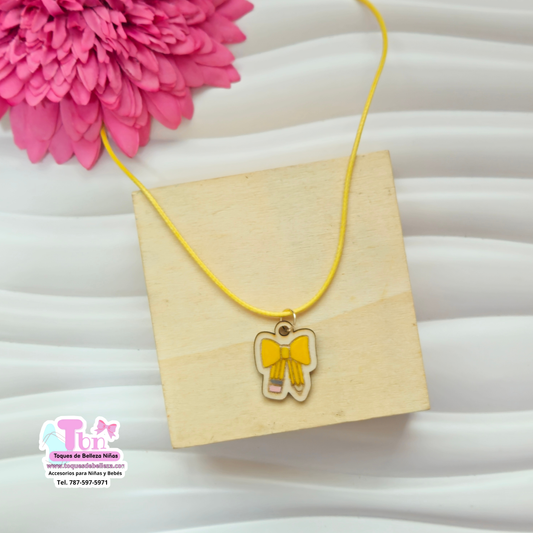 Hermoso Collar en madera con Lazo Escolar